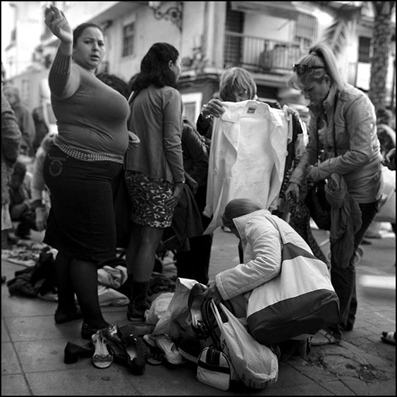 Gitano selling in mercado